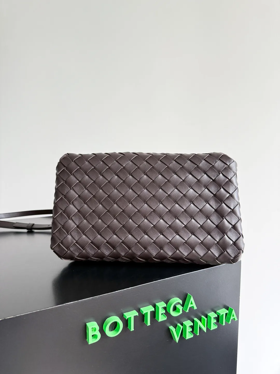 Batch 2060 BOTTEGA VENETA 2025 Autumn New Product Medium Parachuta The long-awaited new medium parachuta is here, with a unique appearance and iconic metal knots, and a whole piece of leather folds the four corners into a parachute shape! The exquisite Knot metal buckle is like putting jewelry on a bag. It is high-end and elegant. Its super capacity can hold all your things! The overall effect of this bag is very different from before. It is neither too delicate to provide a large capacity nor too bulky because of its practicality. It simply provides a perfectly suitable bag for casual and simple people👜 Style number: 835921 Size: 29.5*18.5*17.5cm